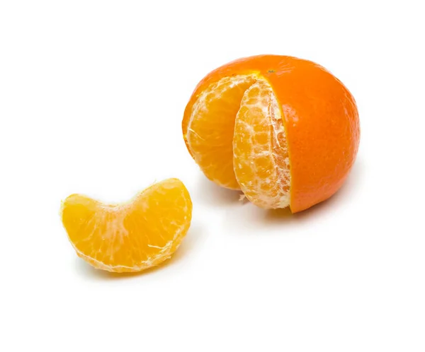 Mandarina madura sem um lóbulo — Fotografia de Stock