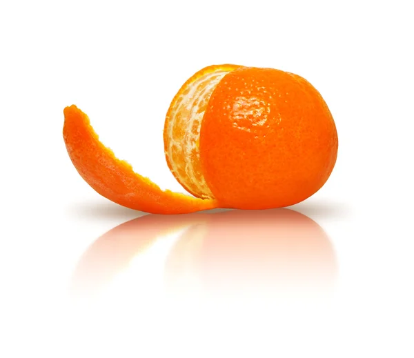 Mandarino maturo su bianco — Foto Stock