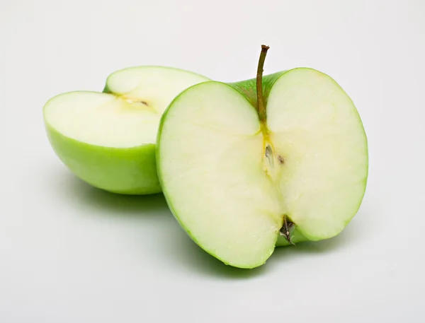 Zwei Teile eines grünen Apfels — Stockfoto