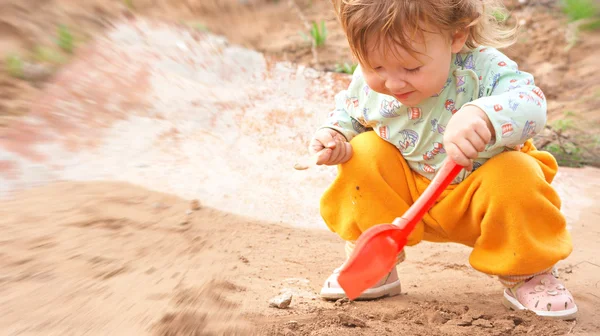 Dziewczyna bawi sie w piaskownicy — Zdjęcie stockowe