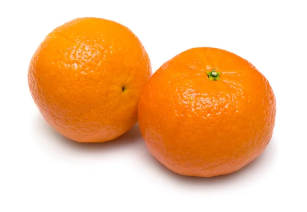 Mandarina isolada sobre branco — Fotografia de Stock