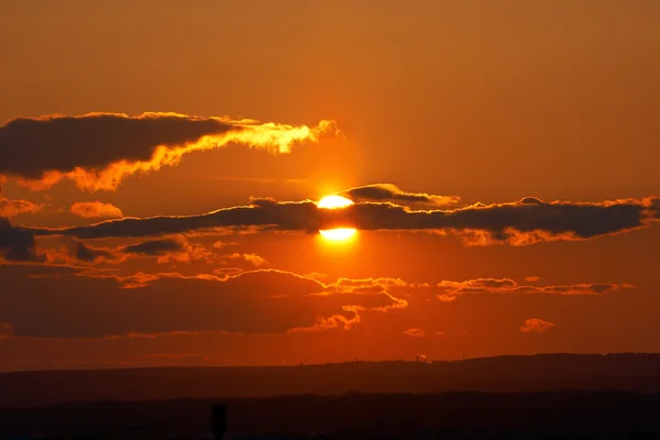 Sole sbircia fuori da dietro le nuvole — Foto Stock