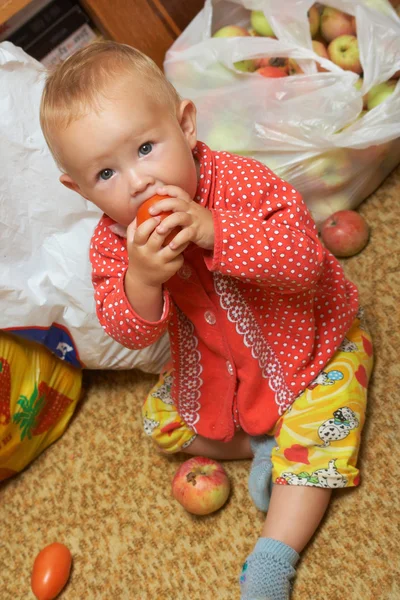 Kind isst einen Apfel — Stockfoto