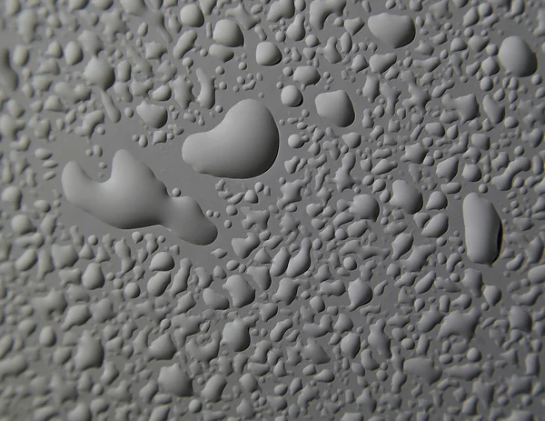 Waterdruppels op grijs — Stockfoto
