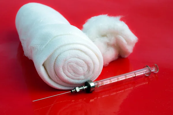 Syringe, gauze and cotton wool — Stock Photo, Image