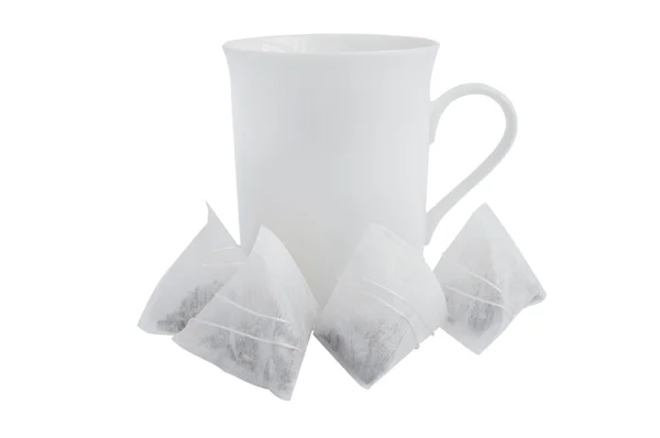 Taça branca e sacos com chá — Fotografia de Stock