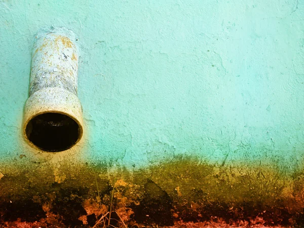Стена и труба — стоковое фото