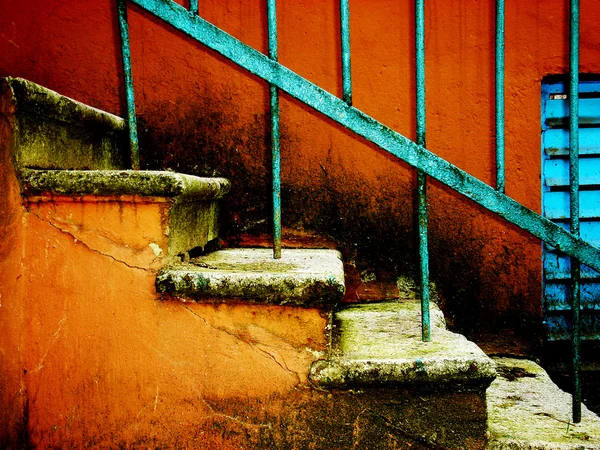 Старая лестница на винтажном красном — стоковое фото