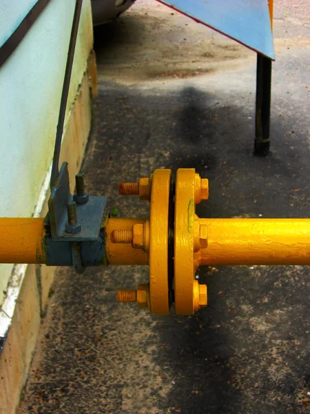 Κίτρινο αερίου στο σωλήνα — Φωτογραφία Αρχείου