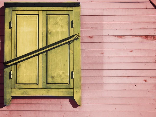 Ročník dřevěná stěna s zavřené okno — Stock fotografie