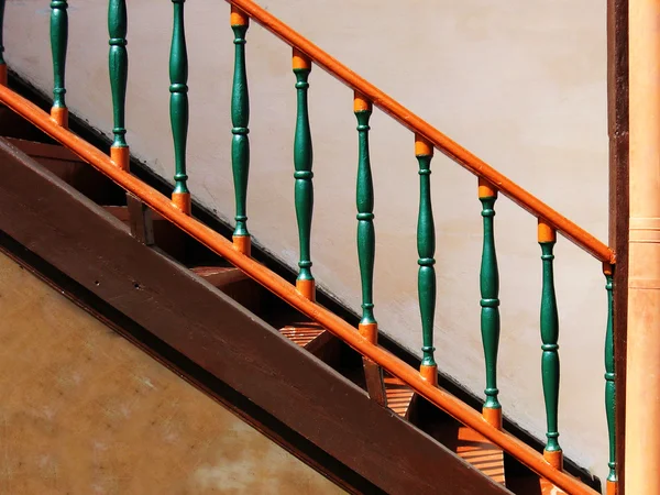 Kleurrijke houten vintage trap — Stockfoto