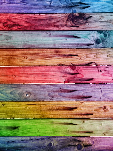 Cerca de madeira colorida com pregos enferrujados — Fotografia de Stock