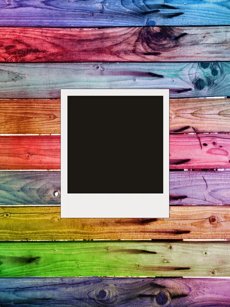Färgglada trästaket med en tom pho — Stockfoto