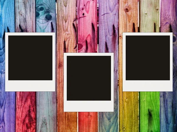 Valla de madera colorida con tres en blanco p —  Fotos de Stock
