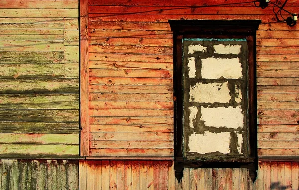 Ročník dřevěné stěny s kamenným oknem — Stock fotografie
