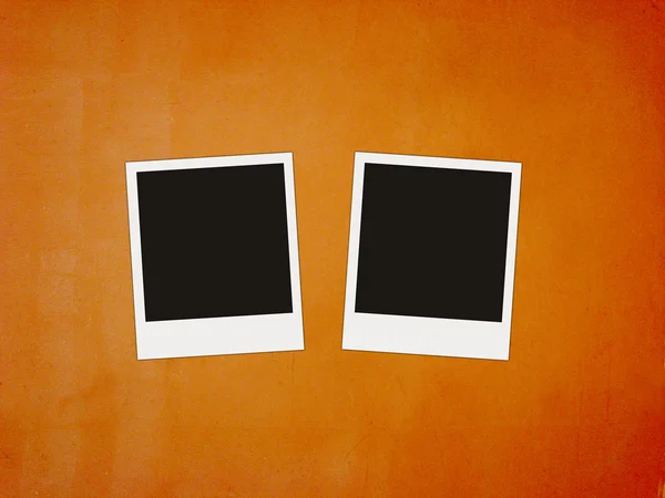 Dos tarjetas de fotos en blanco en el fondo rojo especia — Foto de Stock