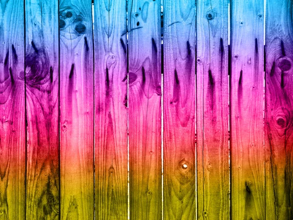 Cerca de madeira colorida com pregos enferrujados — Fotografia de Stock