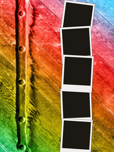 Fünf leere Fotos auf farbenfrohem Holzbac — Stockfoto
