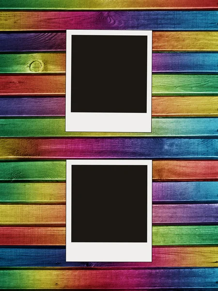 Дві порожні фотографії на пофарбованій дерев'яній стіні — стокове фото