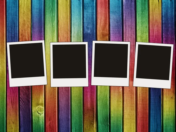 Čtyři prázdné fotografie na barevné dřevěné bac — Stock fotografie