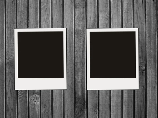 Dvě prázdné fotografie na černé a bílé dřevo — Stock fotografie