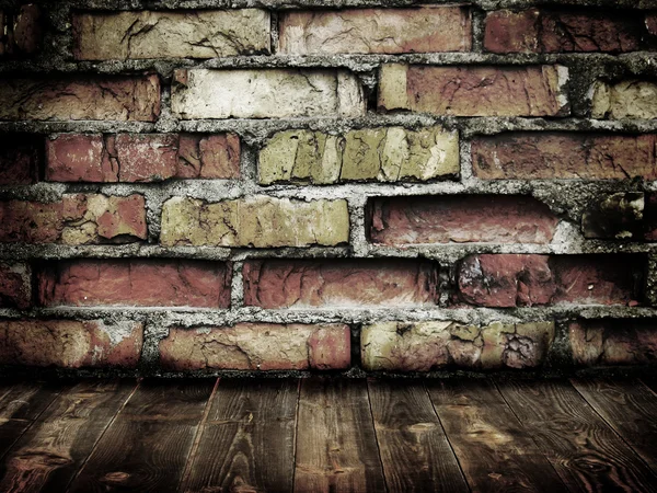 Quarto com parede de tijolo vintage rachado — Fotografia de Stock