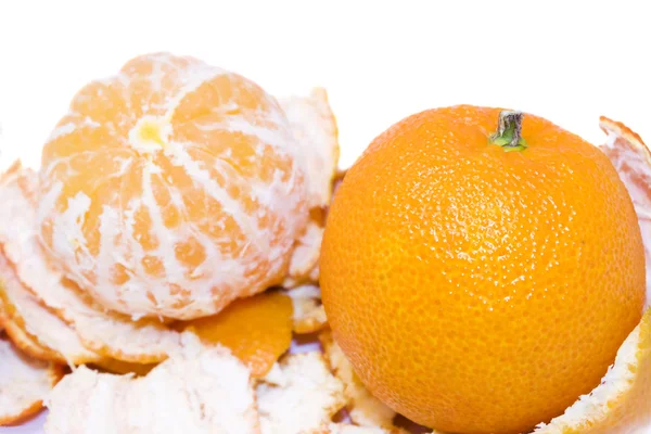 Mandarina jugosa con una cáscara aislada — Foto de Stock