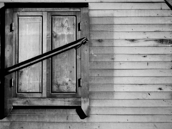 Vintage-Holzwand mit verschlossenem Fenster — Stockfoto