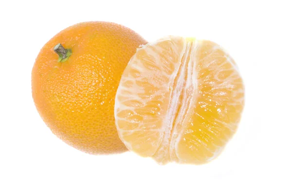 Mandarina jugosa aislada sobre blanco —  Fotos de Stock