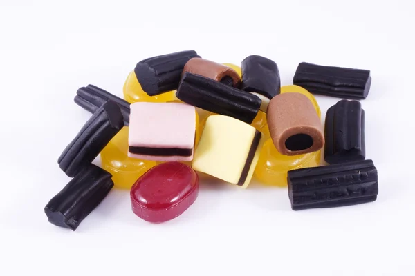 Caramelle gustose isolate su bianco — Foto Stock