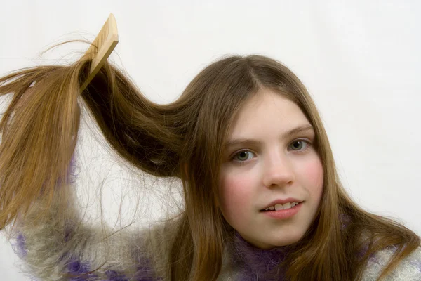 A fésülködés a haj fiatal lány portréja — Stock Fotó