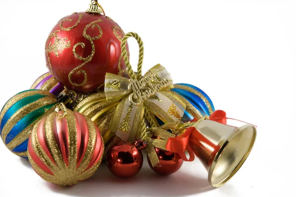 Рождественские шары в мишуре — стоковое фото