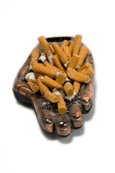 Askfat med många cigarett — Stockfoto