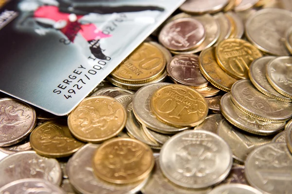 Orosz fémből készült érmék, bankkártyával — Stock Fotó