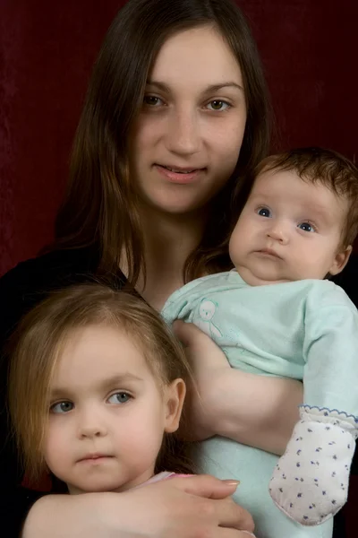 Junge Mutter mit Sohn und Tochter — Stockfoto