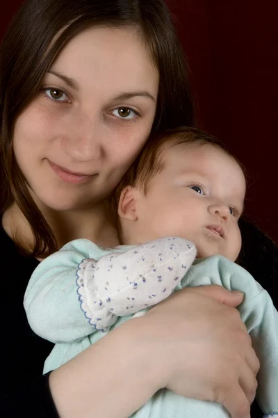 La mamá joven del hijo abrazador querido — Foto de Stock