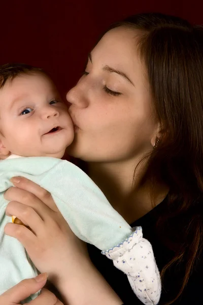 Giovane mamma baciare il figlio preferito — Foto Stock