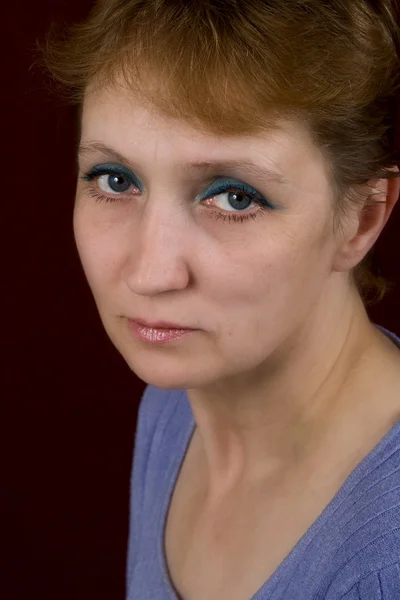 Портрет взрослой женщины вблизи — стоковое фото