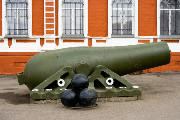 Pieza de artillería vieja con proyectiles —  Fotos de Stock