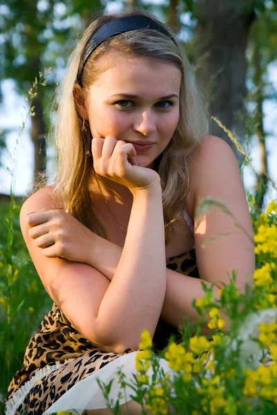 Bir çim üzerinde genç kız — Stok fotoğraf