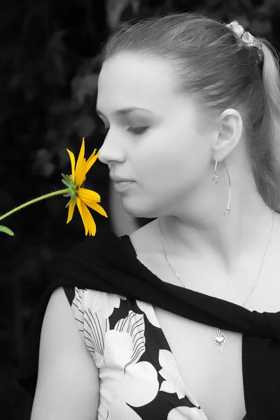 Jong meisje met een gele bloem close-up — Stockfoto