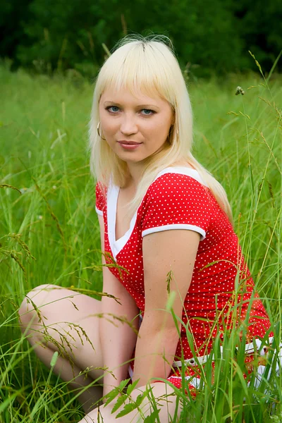 Bir çim üzerinde genç kız — Stok fotoğraf