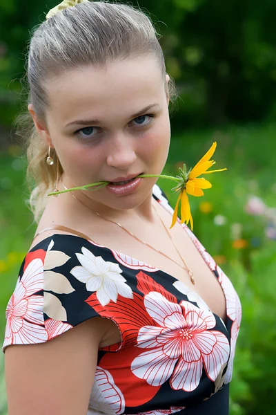 Νεαρό κορίτσι με ένα κίτρινο λουλούδι — Φωτογραφία Αρχείου