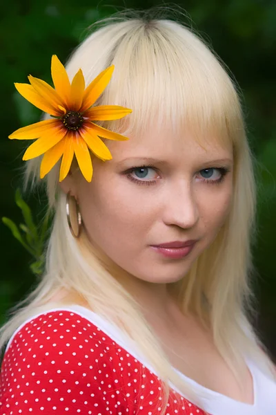 Fiatal lány, egy sárga virág — Stock Fotó