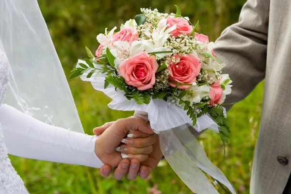 Bouquet da sposa in mano — Foto Stock