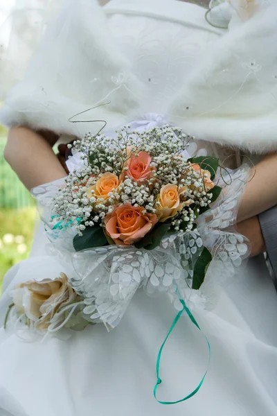 Весільний букет в руках — стокове фото