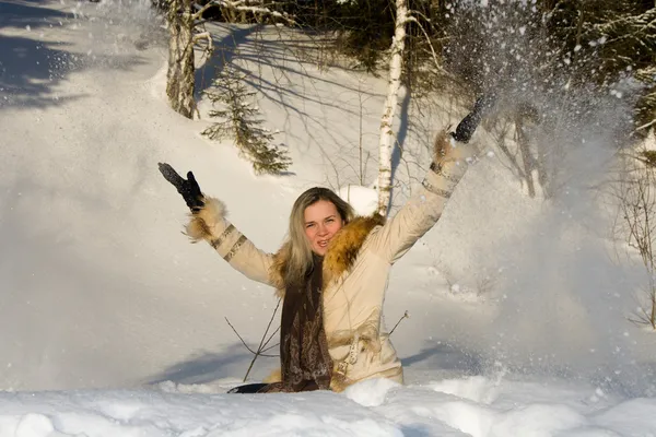 Νεαρό κορίτσι με την φύση που ρίχνουν το χιόνι — Φωτογραφία Αρχείου