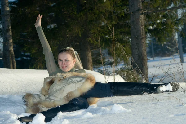 Młoda dziewczyna na śniegu w drewnie. — Zdjęcie stockowe
