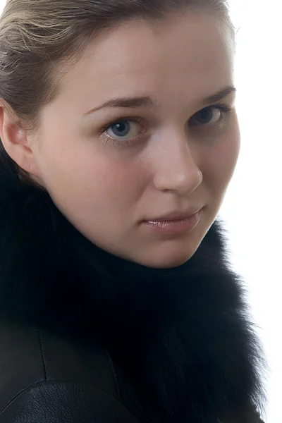 Menina bonita nova em uma jaqueta de pele — Fotografia de Stock