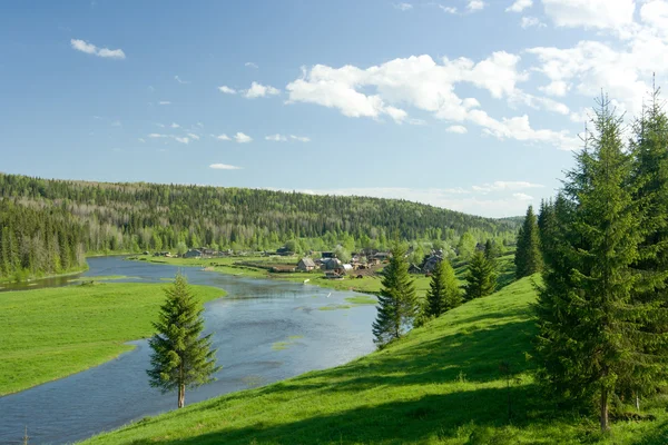 Krajobraz lato. wieś nad rzeką — Zdjęcie stockowe